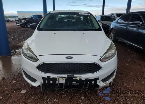 2018 Ford Focus S z USA, uszkodzony, nr VIN 1FADP3E26JL293353